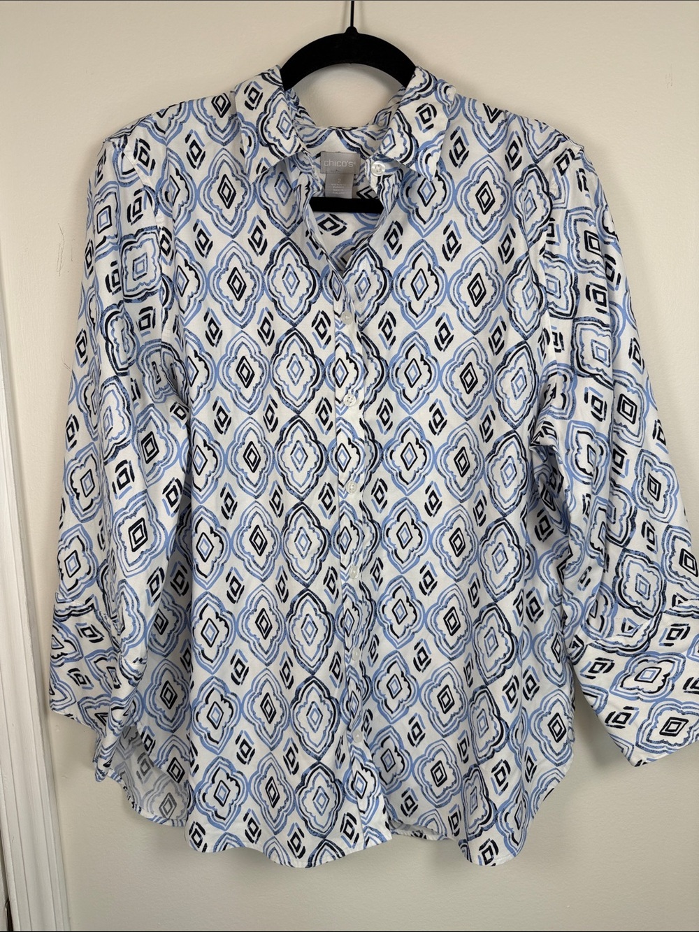 Chico’s No Iron Chic Stretch Blue Printed Button Down Blouse Chicos 2 /Size 12